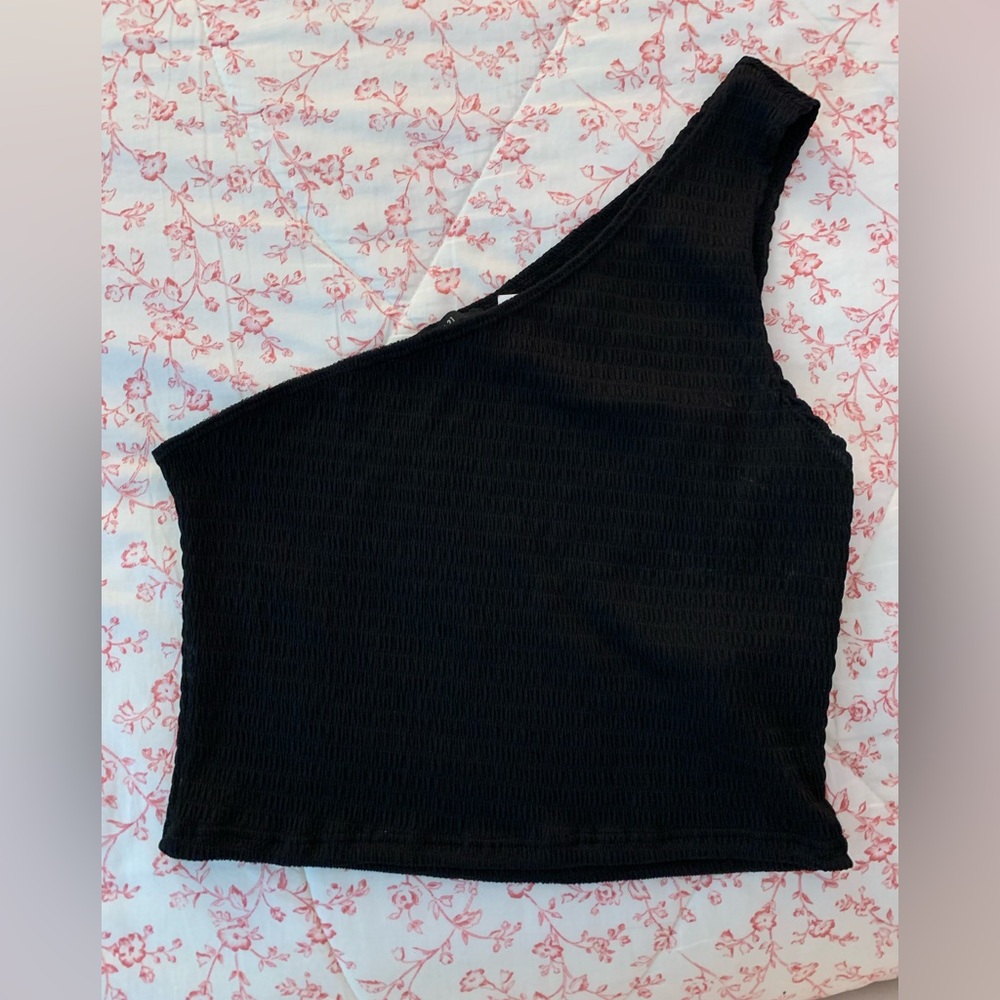 Single shoulder black crop top